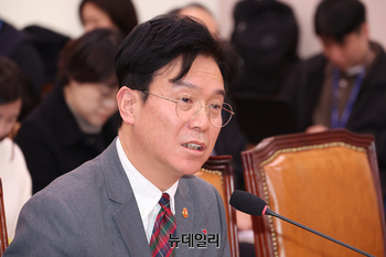 [포토] 법사위서 답변하는 김영훈 고용노동부 장관