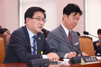 [포토] 답변하는 김성환 기후에너지환경부 장관