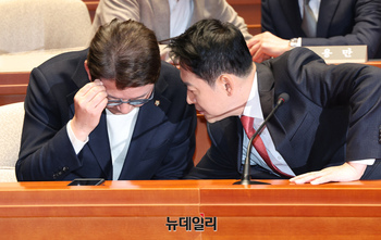 [포토] 대화 나누는 장동혁 국민의힘 대표와 신동욱 의원