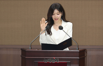 [포토] 의원 선서하는 이효진 신임 서울시의회 의원