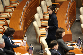 [포토] 의원석 바라보며 국회 떠나는 강선우 의원