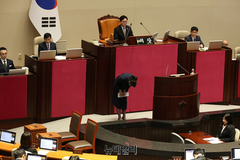 [포토] 고개숙여 인사하는 강선우 의원