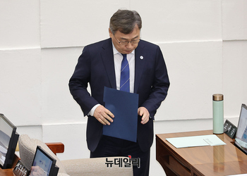 [포토] 올해 첫 서울시의회 본회의 출석하는 정근식 교육감