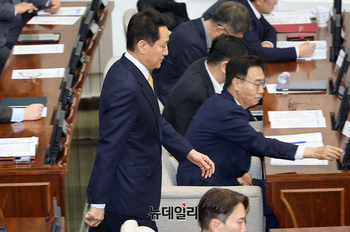 [포토] 올해 첫 서울시의회 본회의 출석한 오세훈 시장