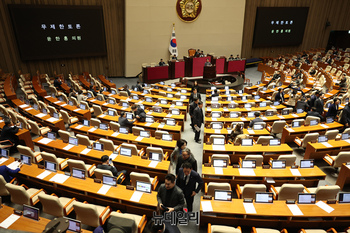 [포토] 필리버스터 시작되자 회의장 떠나는 의원들