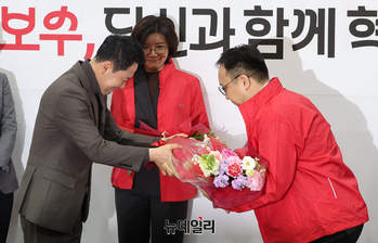 [포토] 꽃다발 받은 국민의힘 영입인재들
