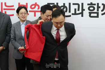 [포토] 국민의힘 점퍼 입는 손정화 회계사와 정진우 원전엔지니어