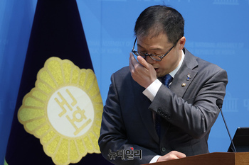 [포토] 기침하는 김상욱 더불어민주당 의원