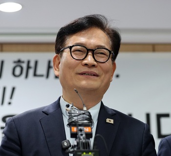 송영길, '李 대통령의 新수호신' 자처하며 정청래 견제? … 與 '권력 대결' 넘어 '대선 전초전'되나 