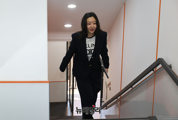 [포토] 회견장 입장하는 민희진 '256억 포기...하이브에 모든분쟁 끝내자 제안'