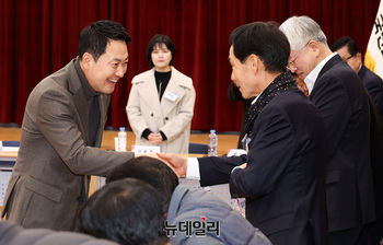 [포토] 인사 나누는 장동혁 대표 