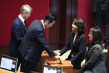 [포토] 투표하는 정청래 더불어민주당 대표