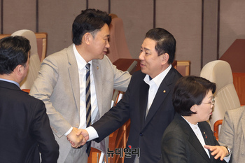 [포토] 의원들과 인사 나누는 김병기 의원