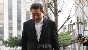 [포토] '공천 헌금 의혹' 김병기 의원, 경찰 출석 