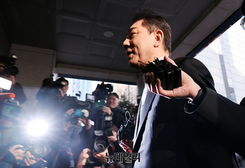 [포토] 경찰 조사 출석하는 김병기 의원