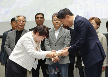 [포토] 탄원서 받는 오세훈 서울시장