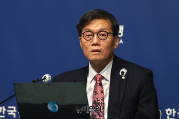 [포토] 기자간담회서 질의받는 이창용 한국은행 총재