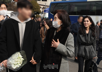 [포토] 손자 손잡고 서울대 입학식 참석한 홍라희 명예관장