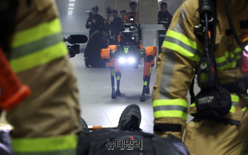 [포토] 사족보행로봇 활용 요구조자 탐색·구조 시연하는 서울소방재난본부 