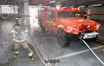 [포토] '저상소방차' 활용 화재진압 시연하는 서울소방재난본부