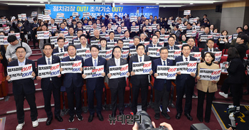 공취모 존폐 두고 갑론을박 … '文 정부 재판 포함' 볼일 끝난 친문 떠나고 친명 잔류