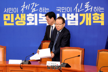 [포토] 입장하는 김이수 민주당 공천관리위원장