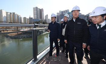 [포토] 위례선 트램 현장점검 나선 오세훈 서울시장