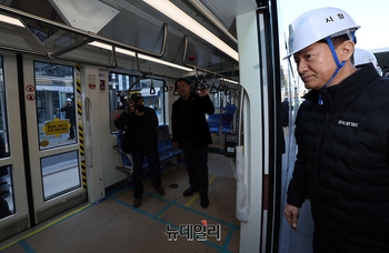 [포토] 트램 탑승하는 오세훈 서울시장