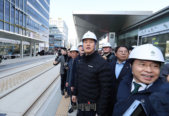 [포토] 위례선 트램 기다리는 오세훈-서강석