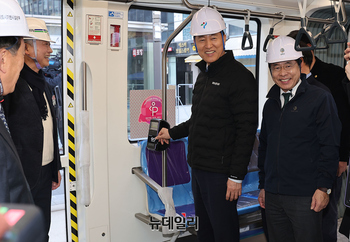 [포토] 기후동행카드 선보이는 오세훈 서울시장