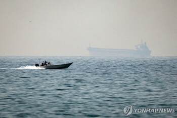 이란, 호르무즈 해협 봉쇄 돌입 … 장기화땐 유가 배럴당 150달러 전망도 