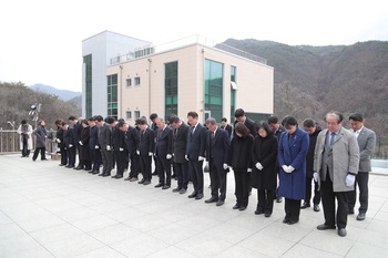 [포토뉴스] 육동한 춘천시장, 항일애국선열추모탑 참배
