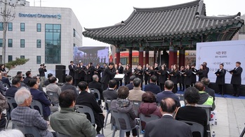 [포토뉴스] 육동한 춘천시장, 시민의 종 타종식 참가