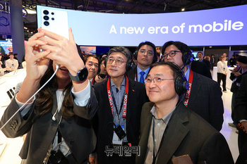 [포토] 모바일월드콩그레스(MWC)2026, 삼성전자 갤럭시 부스 방문한 노태문 사장