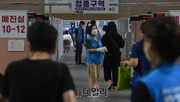 독감은 '전량 폐기' 코로나는 '접종 강행' … 文정부 백신 책임론