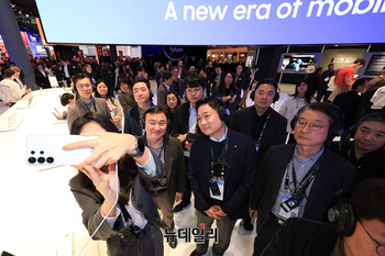 [포토] 갤럭시 부스 방문한 노태문 삼성전자 사장-홍범식 LG유플러스 대표