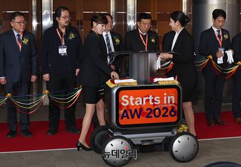 [포토] 개막식 준비물 전달하는 로보틱스랩 모베드