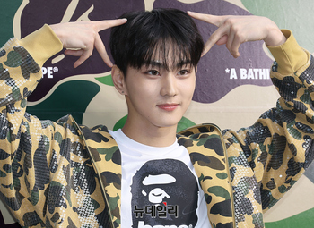 [포토] 엔하이픈 정원, 팬환호 소리에 미소