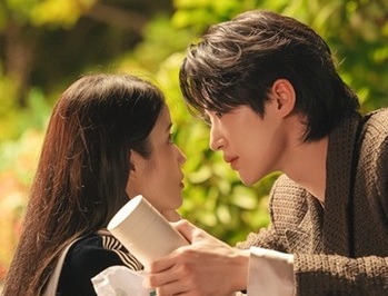 첫사랑, 가상연애, 입헌군주제 로맨스까지 … 카카오엔터, 올봄 각양각색 K로맨스로 '설렘' 선사