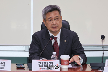 최민희, KTV에 '李-정청래 악수' 빠진 경위 물어 '논란' … 김장겸 "방송 독립 훼손, 직권남용 소지 커"