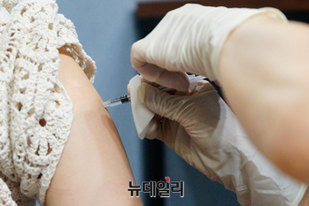 백신 이물질 터져도 끝내 침묵 … 정은경 장관, 왜 유가족 앞에 서지 않나