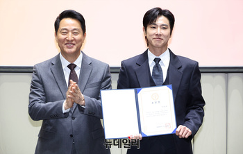 [포토] 유노윤호 '유공납세자 표창장 받았어요' 