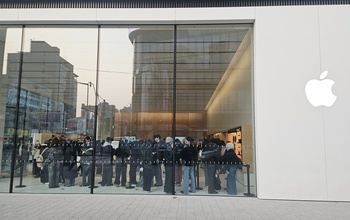 갤S26 vs 아이폰 17e 맞대결 속 … '99만원 맥북' 주인공된 까닭