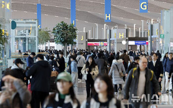 이란 전쟁에 해외 여행 가기 더 힘들어진다 … 환율 이어 유류할증료까지 급등