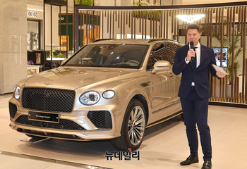 [포토] '더 뉴 벤테이가 스피드' 소개하는 크리스티안 슐릭