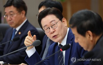 李 대통령 "부동산 세금은 핵폭탄 … 최후 수단이지만 써야 하면 써야"