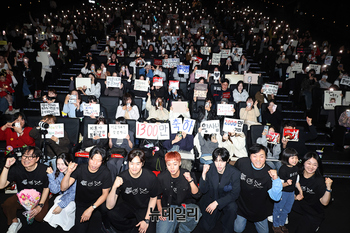 [포토] 1,300만 돌파 영화 '왕과 사는 남자' 흥행 감사 무대인사