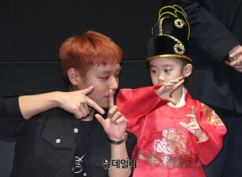 [포토] 박지훈, 곤룡포 입은 어린팬과 기념촬영