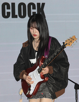 [영상] 기타신동 레이턴시 희연...타이틀곡 무대서 기타연주