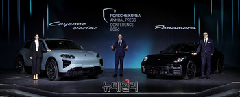 [포토] 파나메라 레드 익스클루시브·카이엔 일렉트릭 선보이는 포르쉐코리아